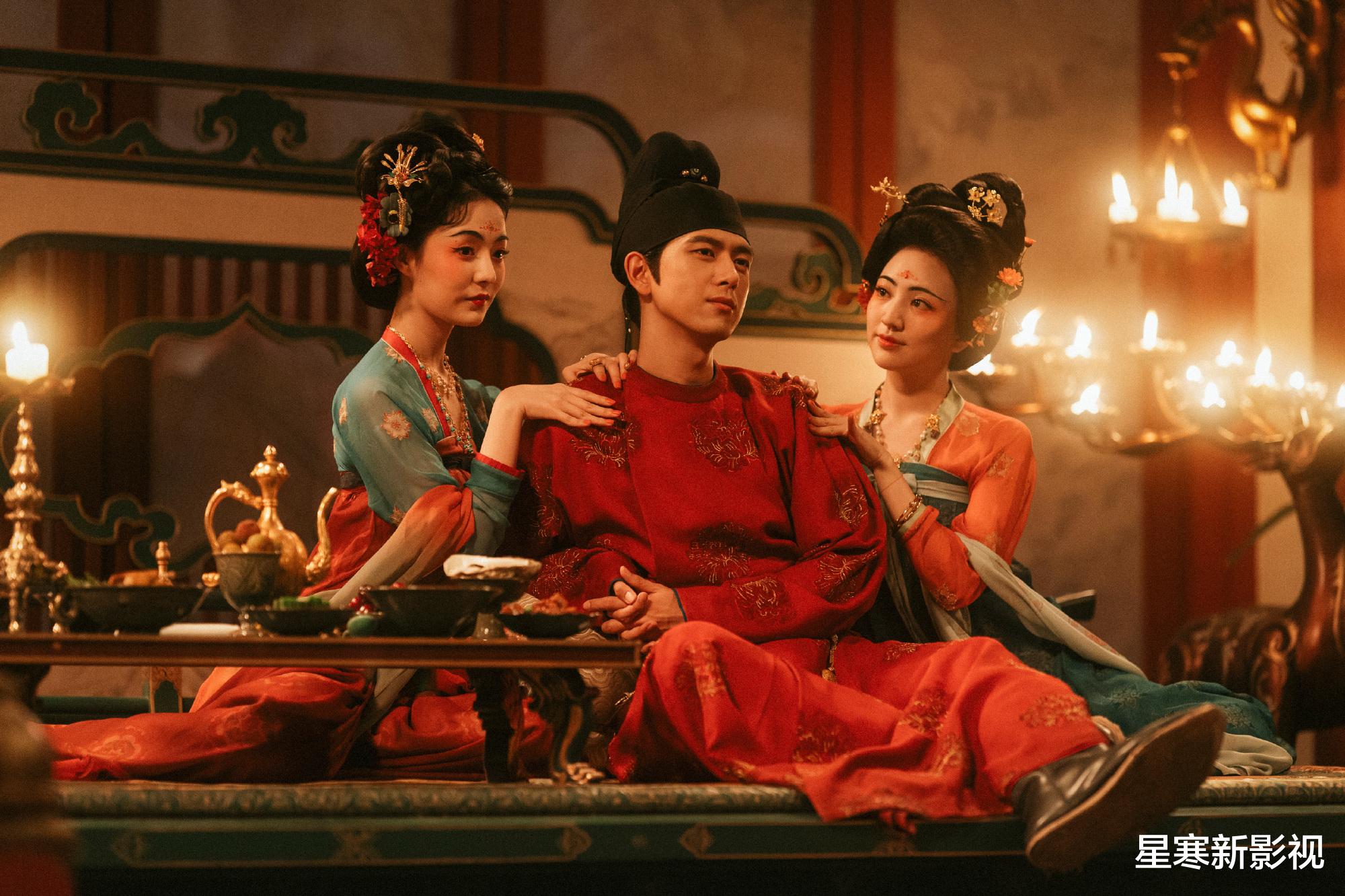 杨紫又美上热搜,穿金色亮片长裙很惊艳,与李现亲密互动太甜了!