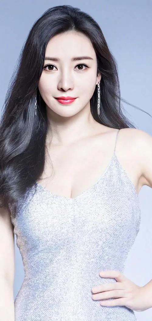 44岁柳岩仿佛一夜之间老了很多,高清怼脸拍脸垮得厉害,不忍直视