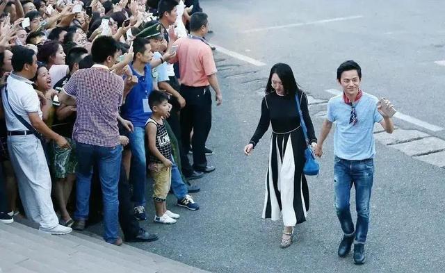 官宣？何炅与杨钰莹牵手现身街头，画面温馨又动人