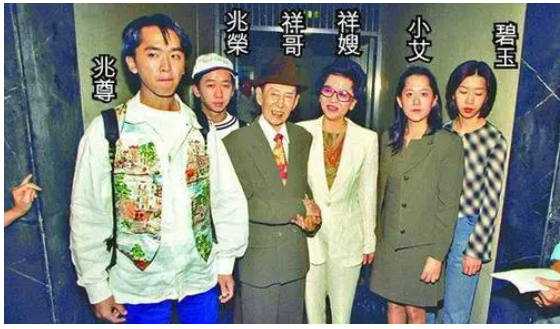 曝57岁邓兆尊纳“四奶”!情侣装挽手逛街,“重量级”新欢惹争议