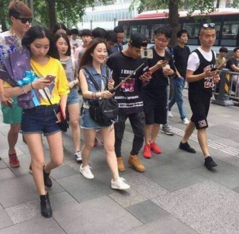 冯提莫户外直播被围观,真实身高曝光,比例超诡异不到一米五