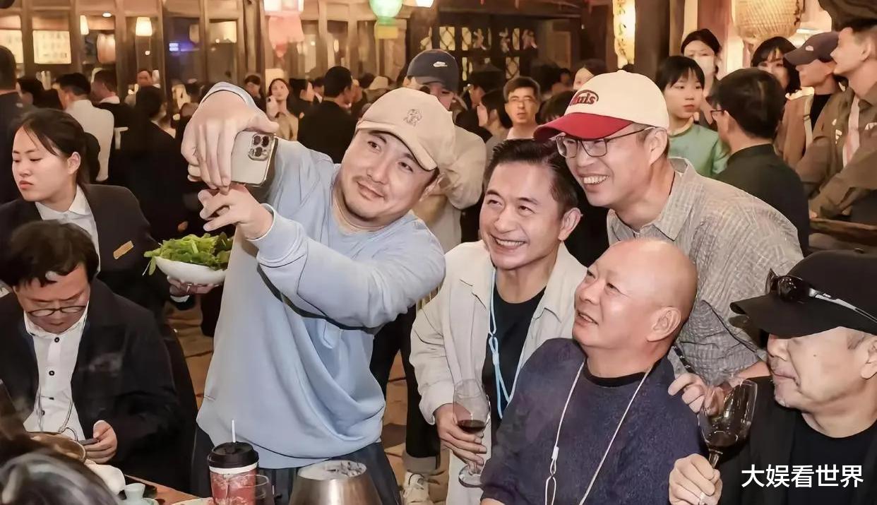 黄磊乌镇宴请圈内好友，沈腾快乐吃席接地气，万茜一家三口现身