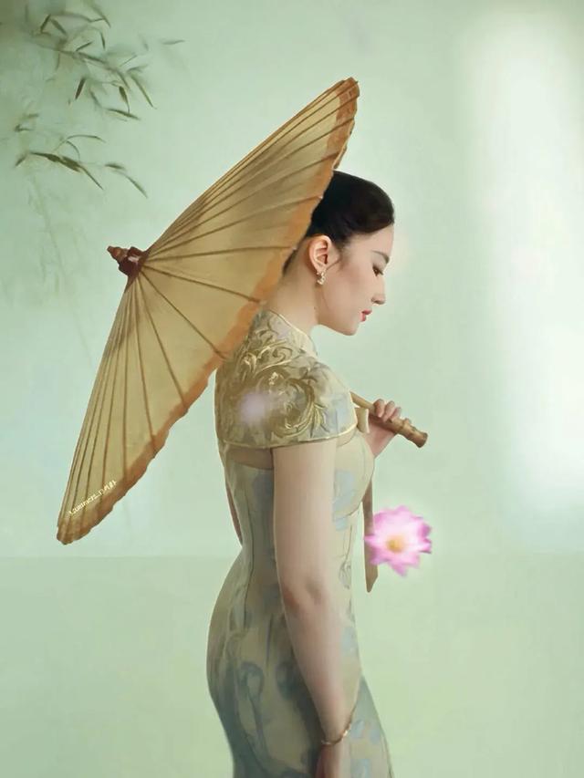 刘亦菲真给国人长脸!一袭中式穿搭惊艳海外,旗袍马尾尽显东方美