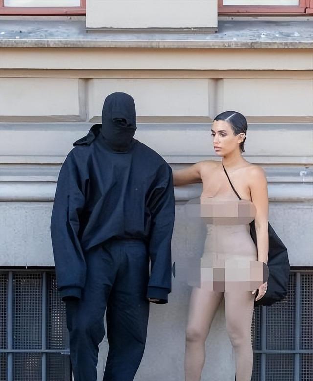 比安卡:为做卡戴珊第二豁出去了,完全按坎爷要求穿衣,近乎赤身