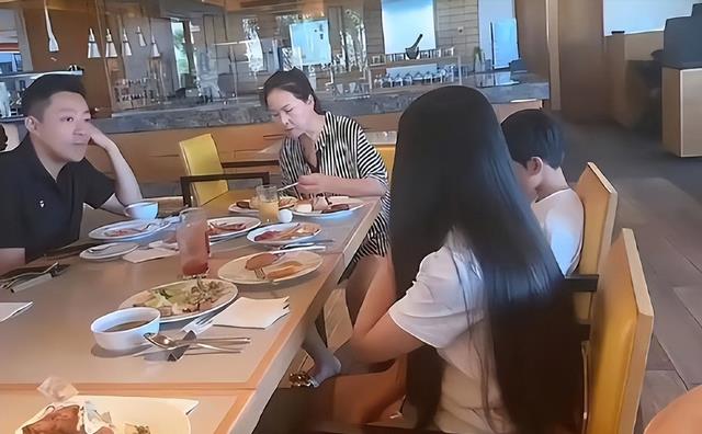 汪小菲又向大S妥协了,和马筱梅去台湾过年,俩孩子还不能来北京