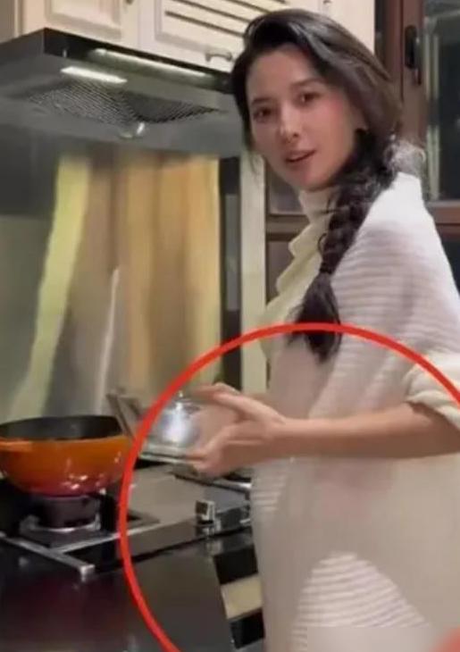 54岁汪峰又要当爹了？小20岁女友森林北小腹隆起，果真是宝刀未老