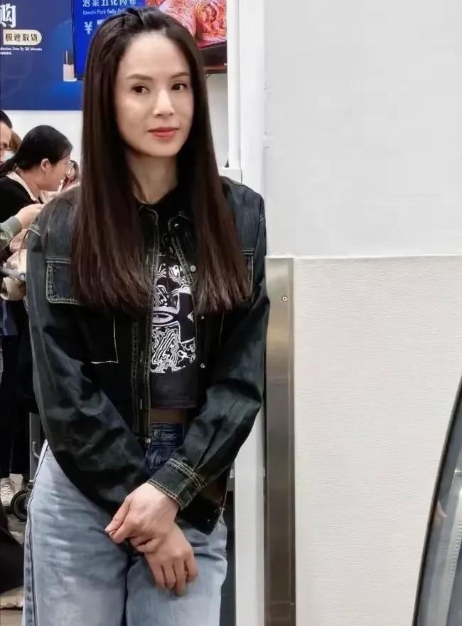58岁李若彤超市被偶遇，素颜穿牛仔少女感爆棚，看起来就像28岁