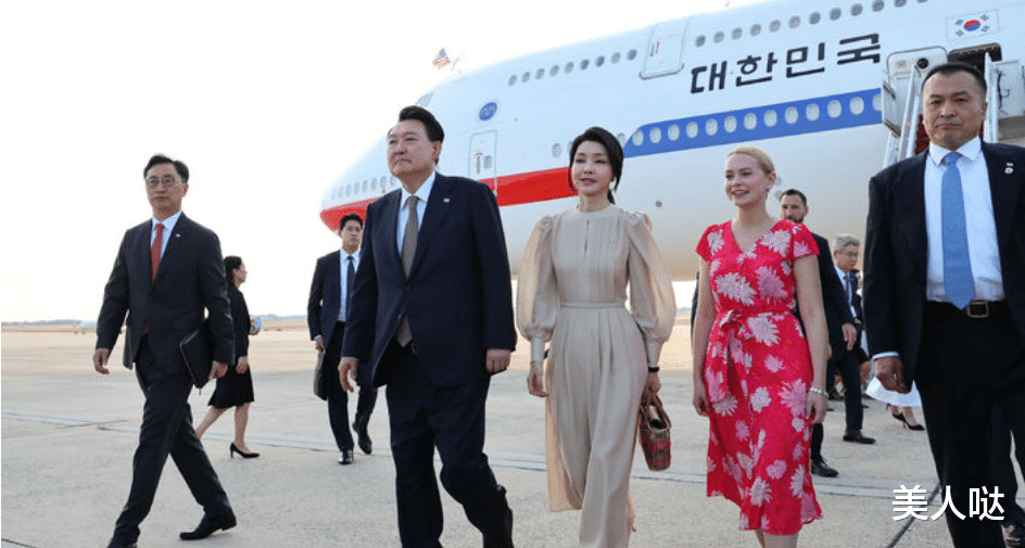 韩国第一夫人闪耀美国！穿薄纱裙搭配低马尾，美得清新脱俗