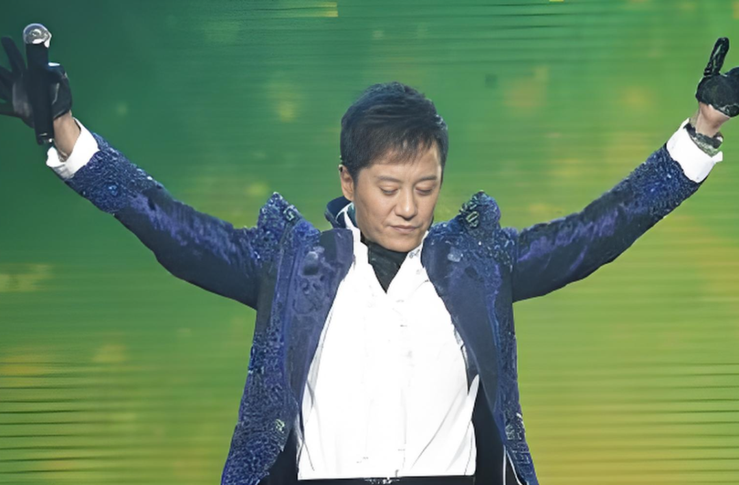 他8次登春晚,从情歌王子到阶下囚,现54岁被富婆搂着卖唱