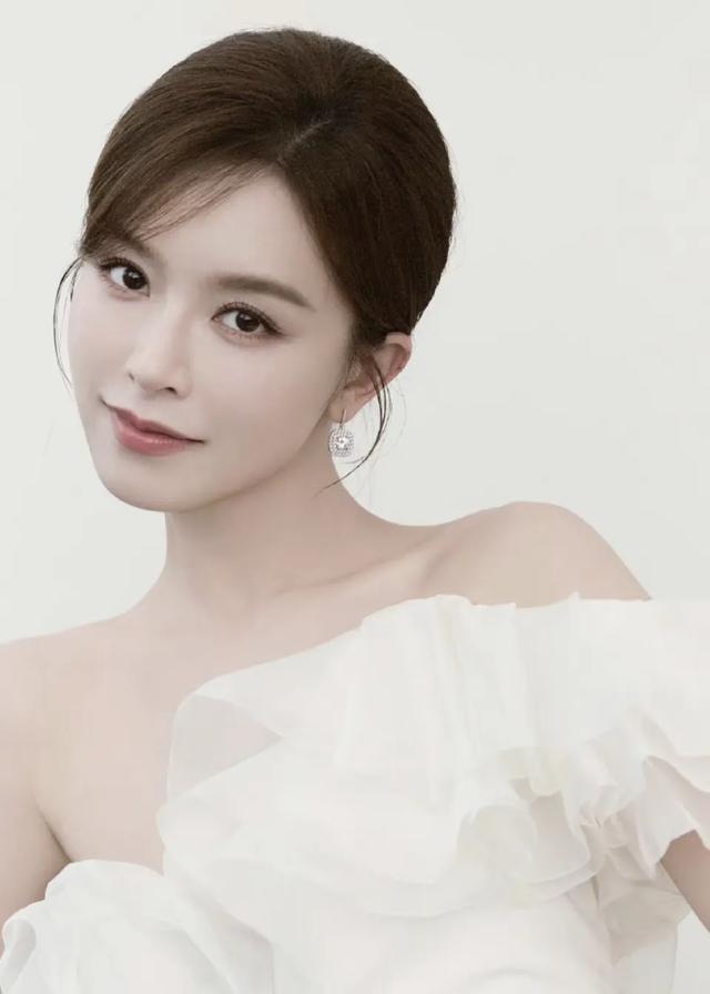 身着白色长裙的文咏珊如出嫁的新娘般漂亮