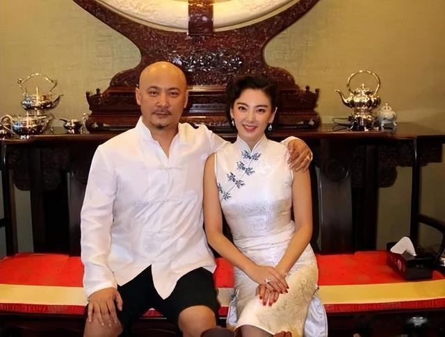 36岁张雨绮街头狂野?大胆牵手帅气小鲜肉恩爱同游并携子女亮相