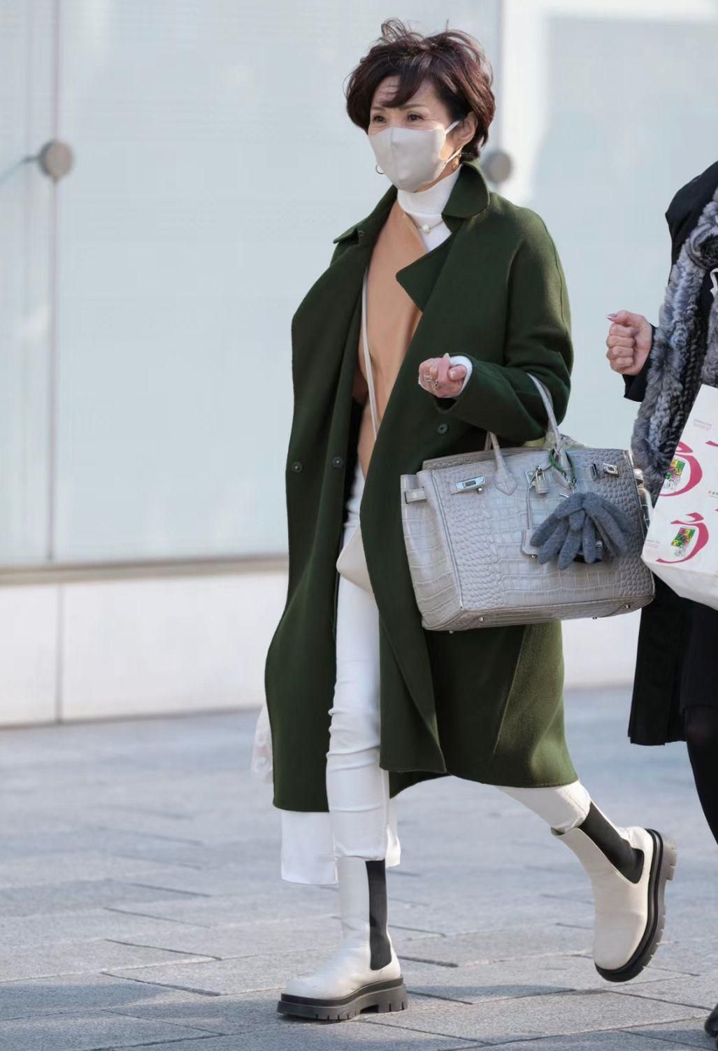 被日本奶奶的老年状态惊艳到：穿衣简约，白发不染，个个优雅洋气