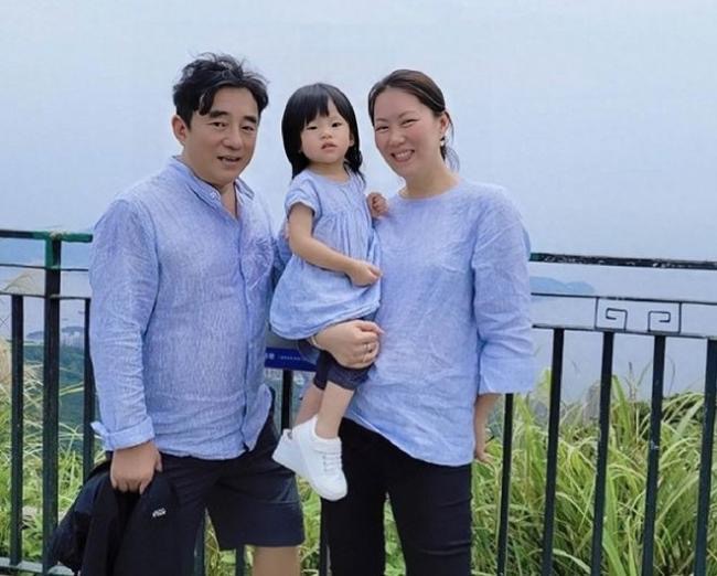 香港知名歌手吕方胖到不见脖 网友直呼不敢认