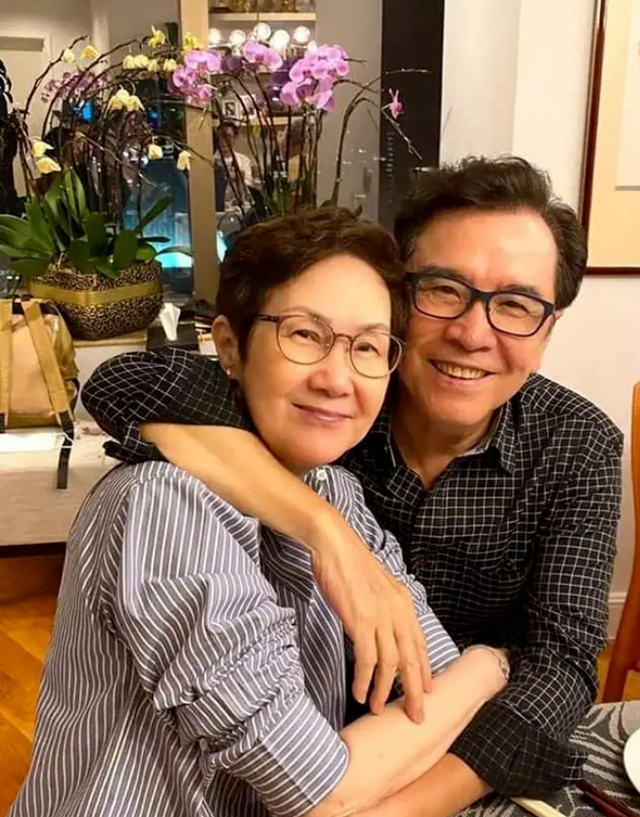 香港第一位影帝:年少风流红透半边天,27岁娶了初恋爱妻如命50年