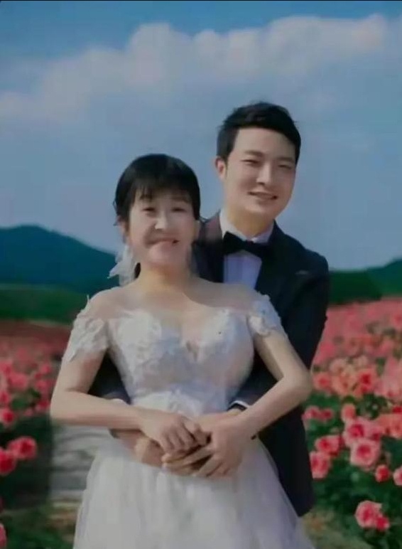 余秀华:与小23岁男友秀恩爱,杨储策已成过往,网友:真是不挑