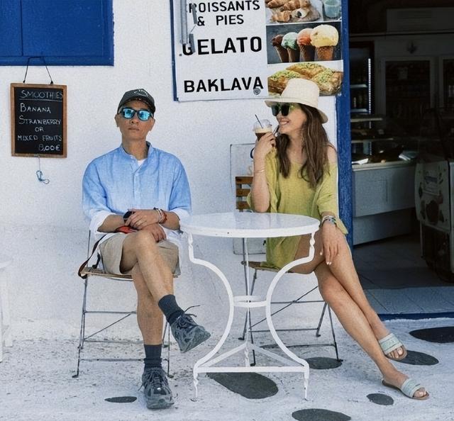 陈小春一家开心庆七夕,41岁应采儿罕穿比基尼,肚子有肉感超真实