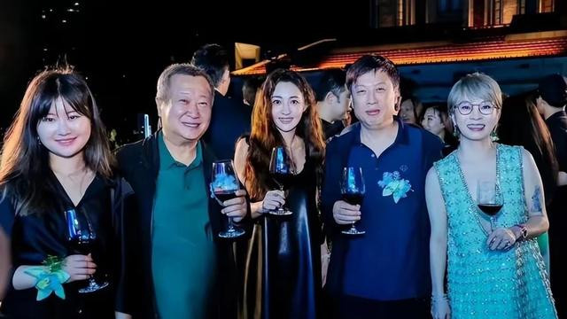 姚笛近照曝光，42岁的她身材饱满美丽如初，自曝已经三年没化妆