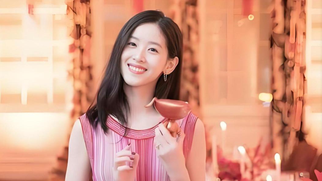 章泽天婆婆近照，一张圆润脸蛋长得富态，眉眼和富豪儿子宛如粘贴