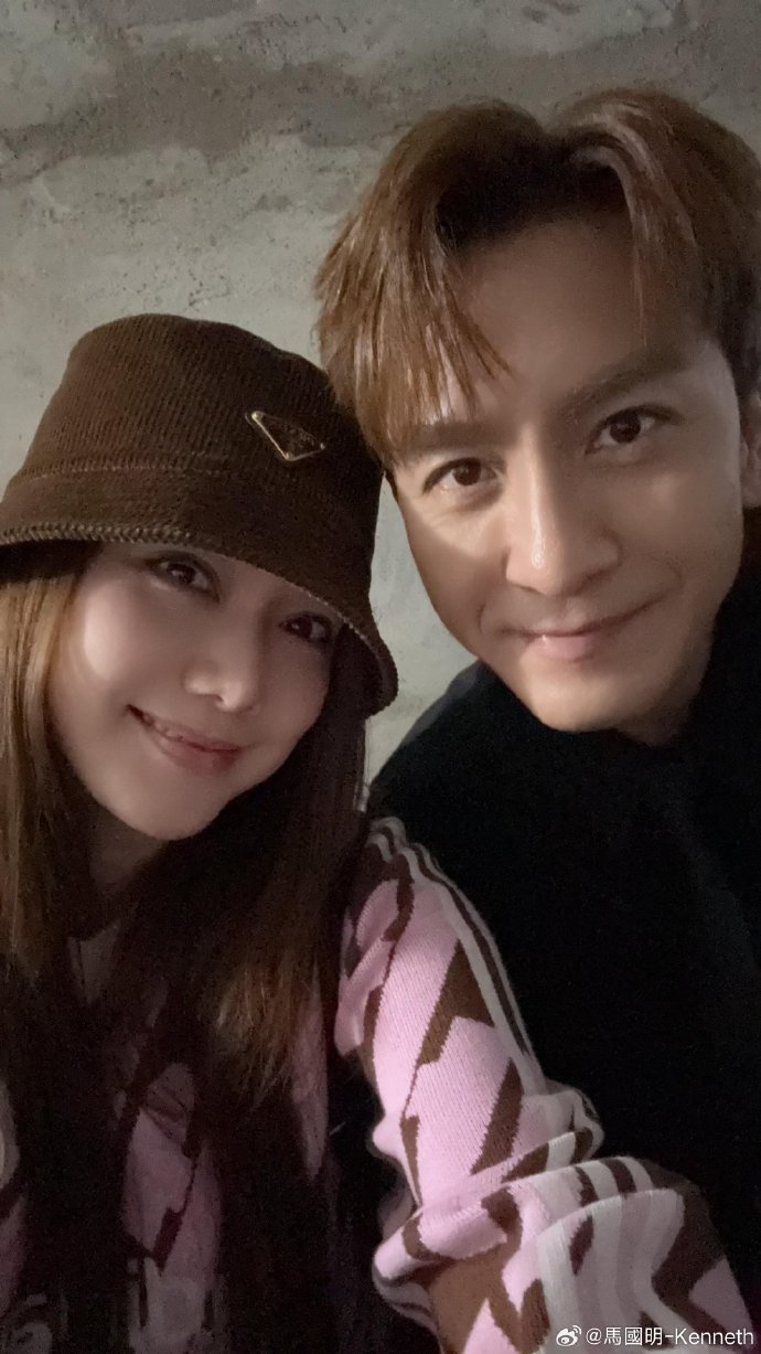 马国明夫妇放闪庆结婚一周年,靓汤吐舌卖萌超可爱,不急“造人”