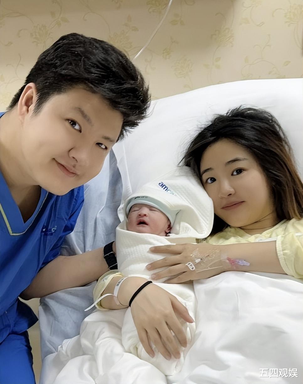 57岁“金龟子”刘纯燕升级当姥姥，女儿14岁开始与丈夫谈恋爱，终于开花结果