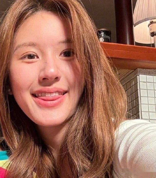 赵露思最新怼脸自拍照：皮肤泛油光，法令纹严重，像极了张大大！