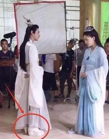 矮个男星虚报身高，穿高跟鞋、踩箱子，跟女明星同框就原形毕露