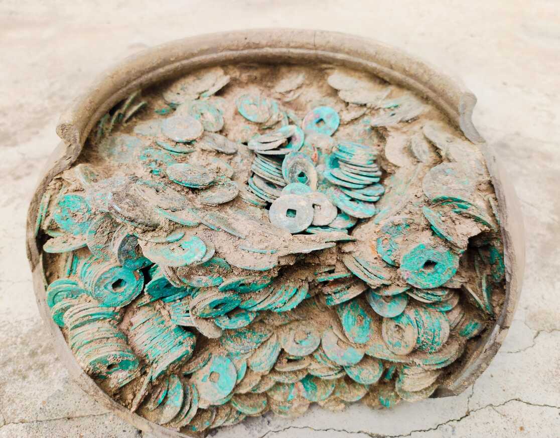 襄阳枣阳发现古钱币窖藏约40斤