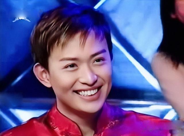 看完何冰读中戏时的帅哥圈子,就理解为何他一进校门,心态就崩了