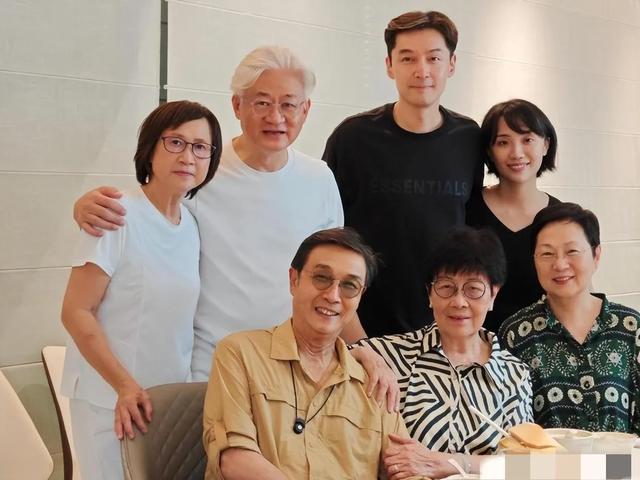 胡歌官宣结婚后老婆首次公开露面,素颜穿黑衣帅气依旧,事业有成