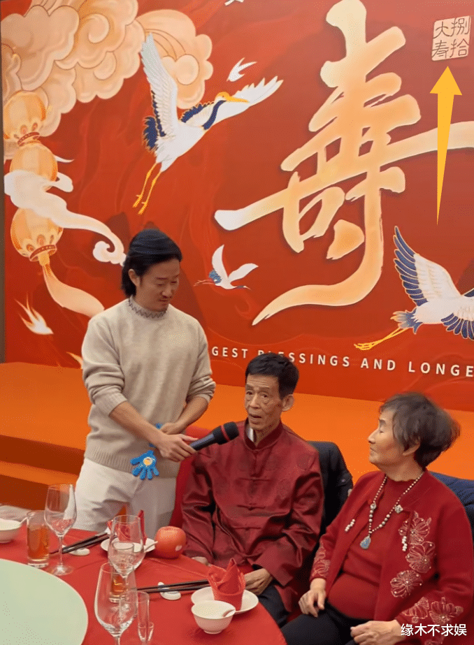 吴京父亲80大寿大摆宴席,8层寿桃太霸气,伴手礼和《战狼2》有关