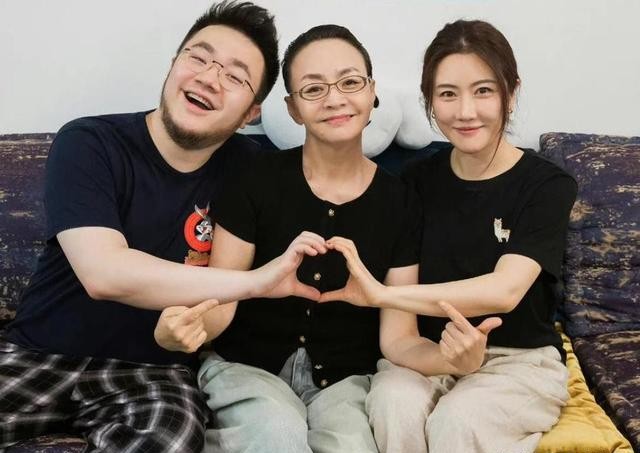 见被抛弃的巴图生活幸福，英如镝眼红，阴阳怪气学到父亲精髓