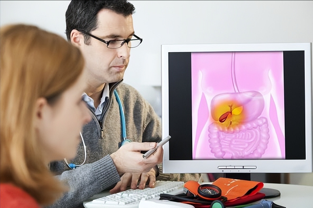 56岁男子查出肝硬化，后悔痛哭道：脸部早有这些异常，我没当回事