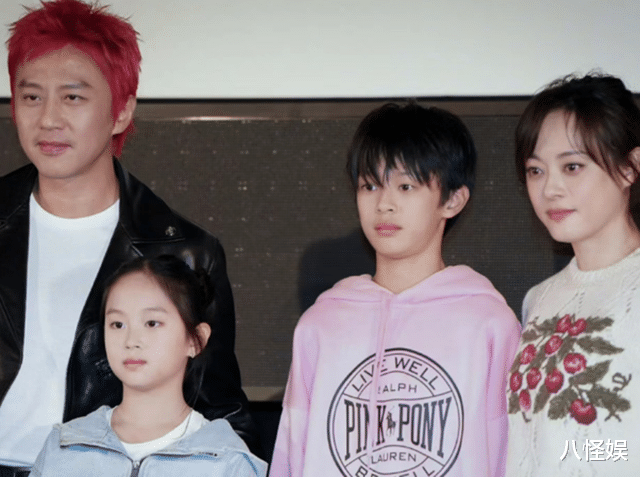 43岁孙俪自己写春联,一袭红衣人美字也好看,头顶秃了一块很抢镜