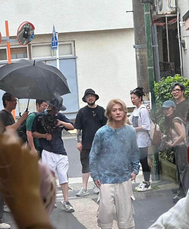 梁朝伟夫妇日本吃饭被偶遇！全程低调，无儿女对方就是唯一的陪伴