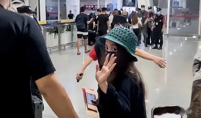 44岁蔡依林机场亮相，大秀傲人深V长腿，小身段依旧魔鬼身材