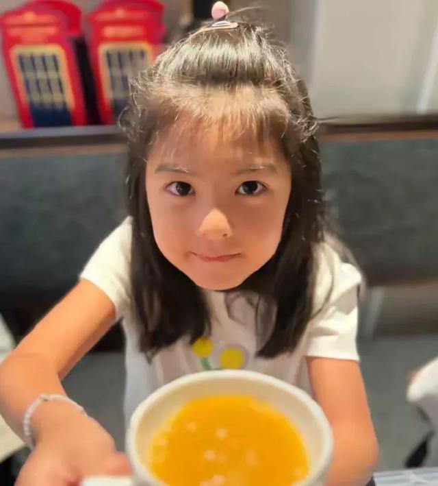 贾静雯女儿咘咘颜值跑偏，既不像妈也没随爸，却像和前夫生的大女