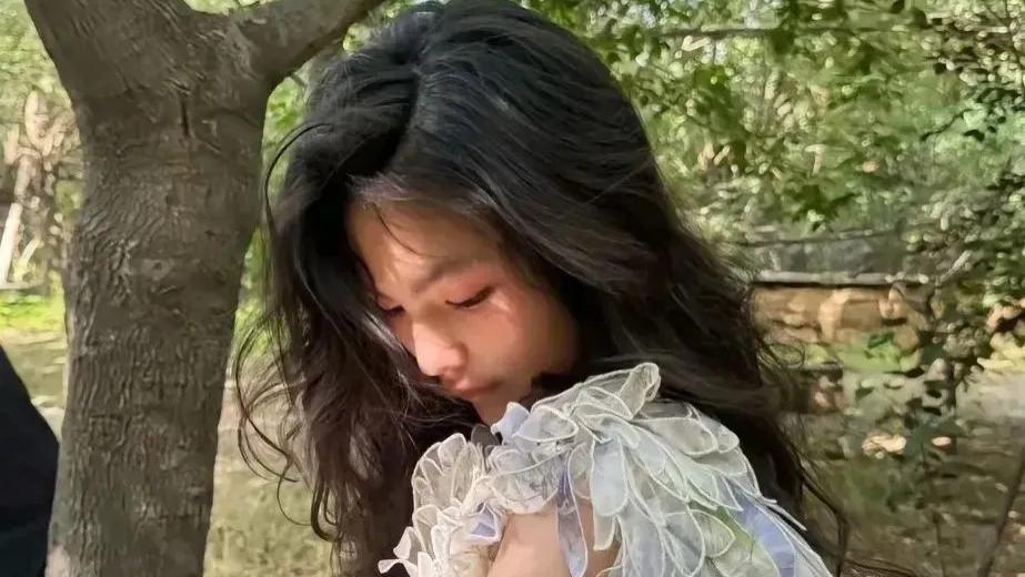 王诗龄回国拍杂志美翻了，李湘富养出的女儿太优秀