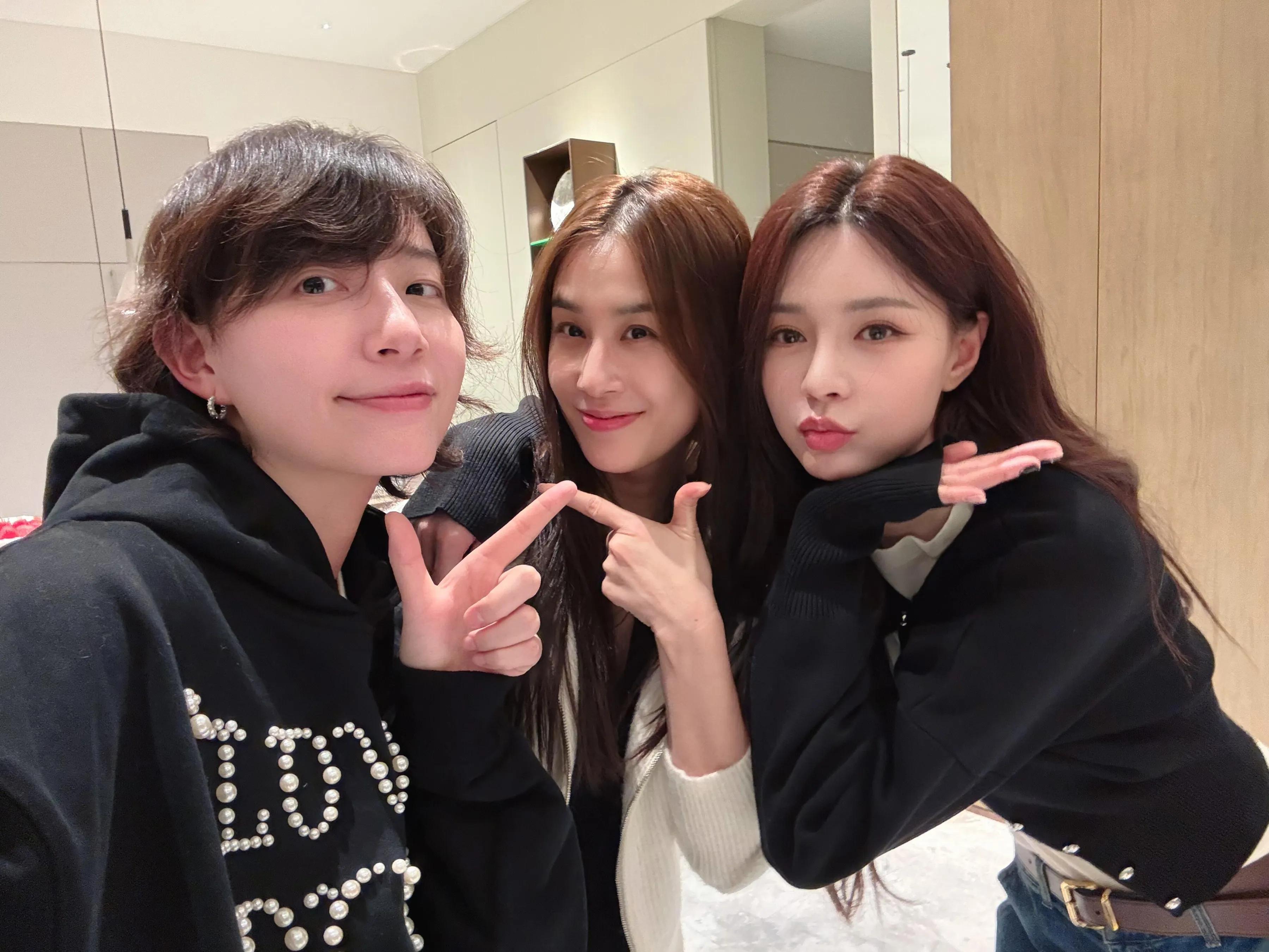 陈乔恩黄圣依为刘芸庆生,沈梦辰小腹平坦,57岁郑钧宠妻无极限