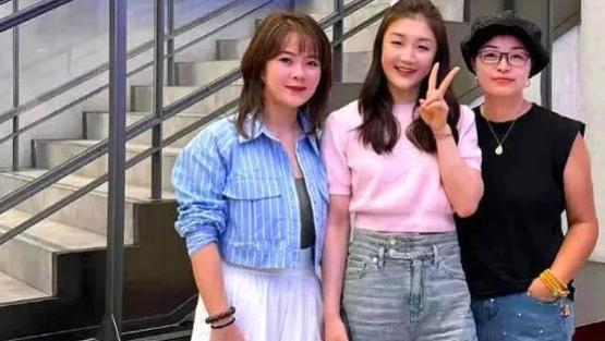 网友巴黎偶遇陈梦，破洞牛仔裤粉色短袖，甜美少女和赛场截然不同