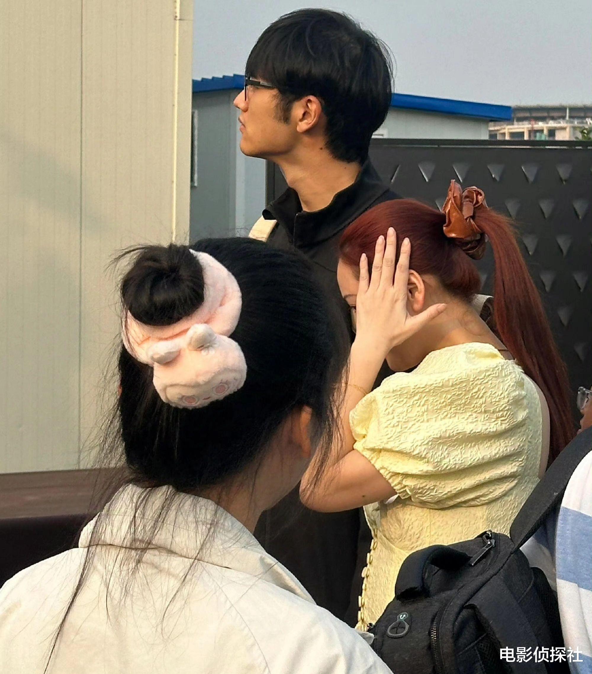 金莎与男友外出游玩生图曝光,少女打扮却难掩沧桑,网友评论扎心