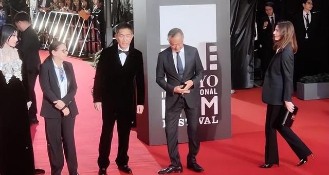 东京这一夜,殷桃的深V,辛芷蕾的透视,都输给了何超琼的贵气