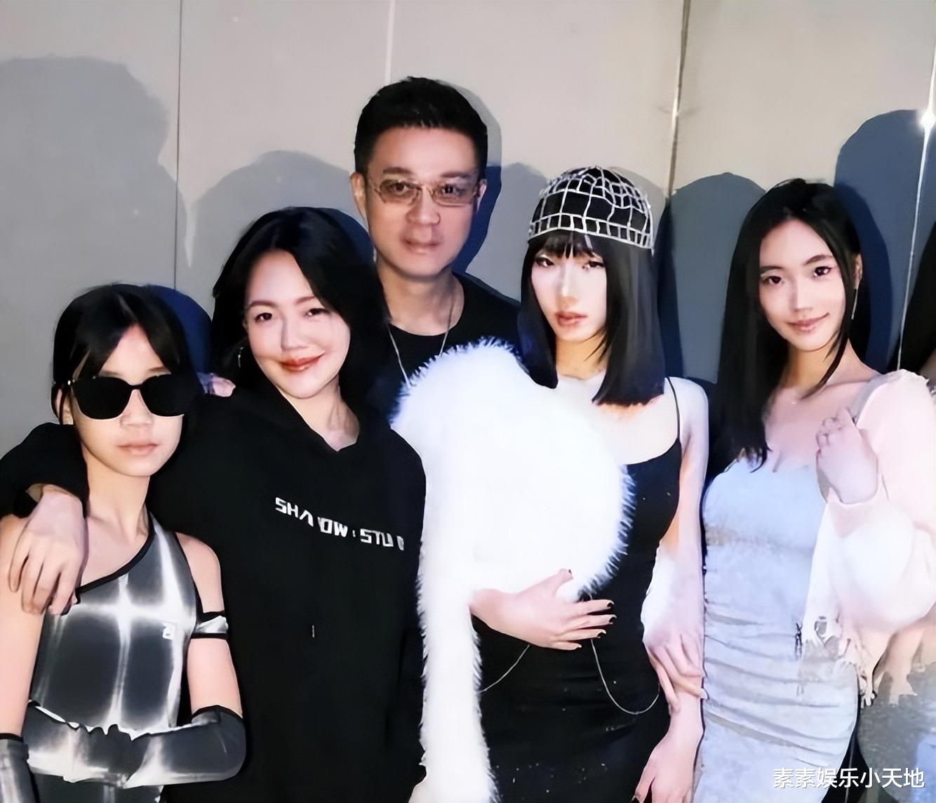 许老三小学毕业走性感路线，12岁穿露肩裙擦口红，比两个姐姐漂亮