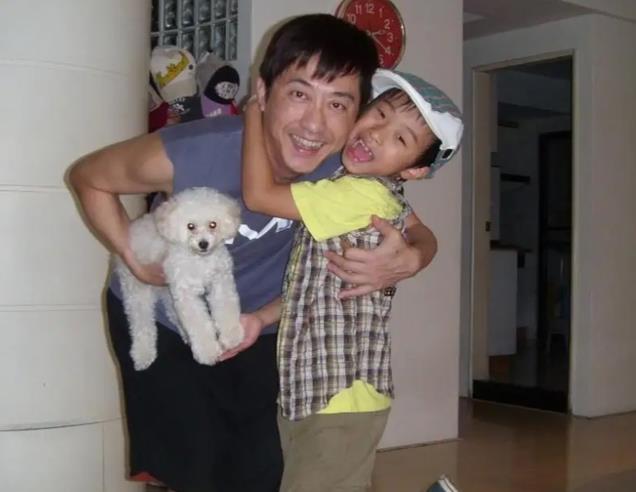 恩利回老家,庾澄庆尴尬出镜,奶奶看到大孙高兴,继母饭菜不丰盛