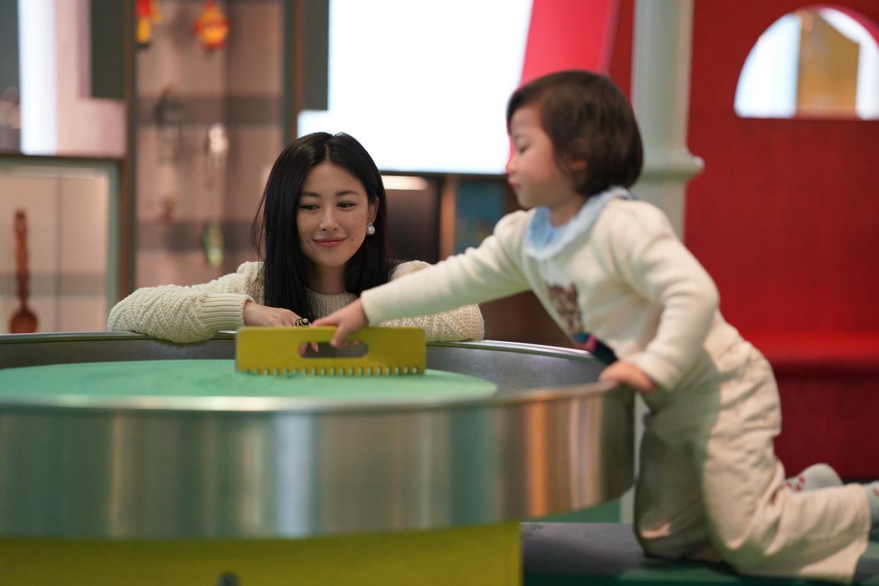 朱珠晒一家三口逛博物馆,亲子时光好欢乐,3岁女儿珠宝很像爸爸