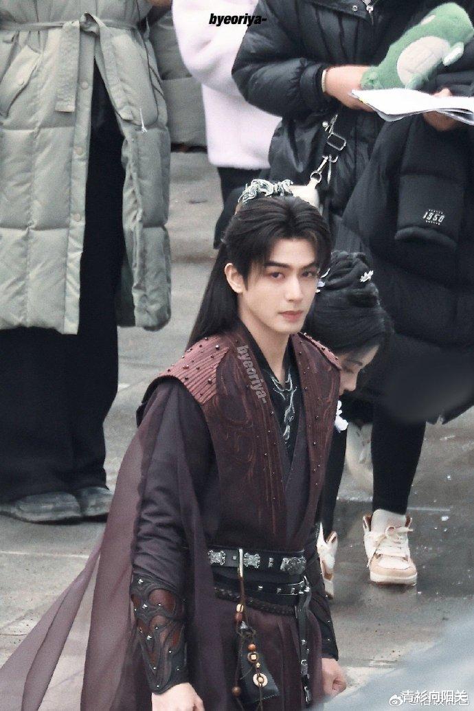 鞠婧祎《千香》路透,轻松hold住荧光色服饰,眼妆依旧一成不变