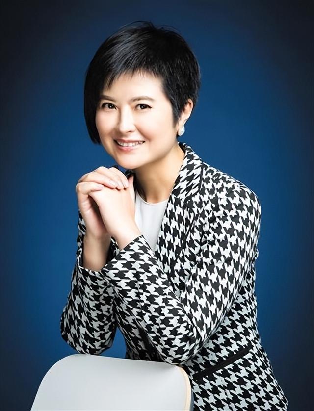 张泉灵断崖式衰老，白发苍苍尽显老态，网友泪目：我不能接受！