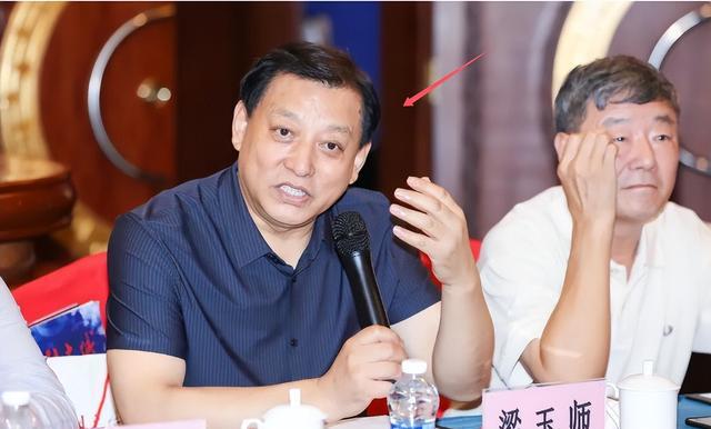 多位前央视大咖现身婚宴，黄宏毕福剑差别巨大，宴请人身份不简单