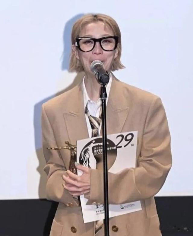 老公出轨女星,屡遭背叛却不离婚,“当红天后”远比你想的更能忍