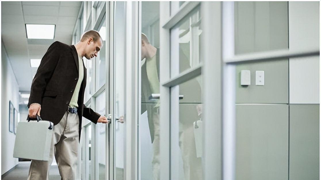 同事过生日找公司请假，老板不批直接辞退，聊天记录曝光让人心寒