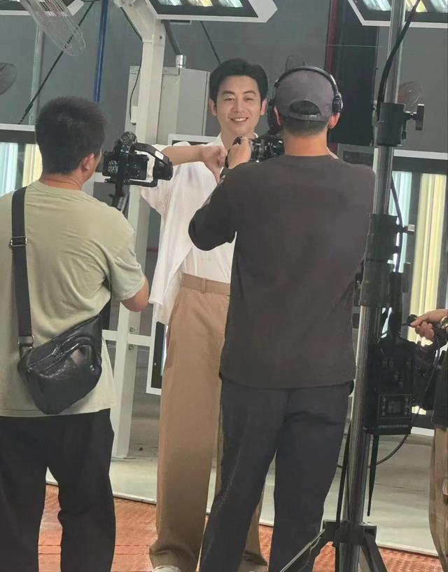 朱亚文回老家拍广告，穿搭休闲打扮帅气，本人气场非常温和